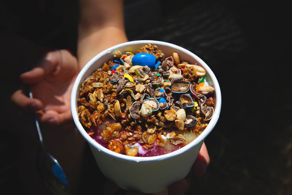 Tigela de açaí com granola e frutas