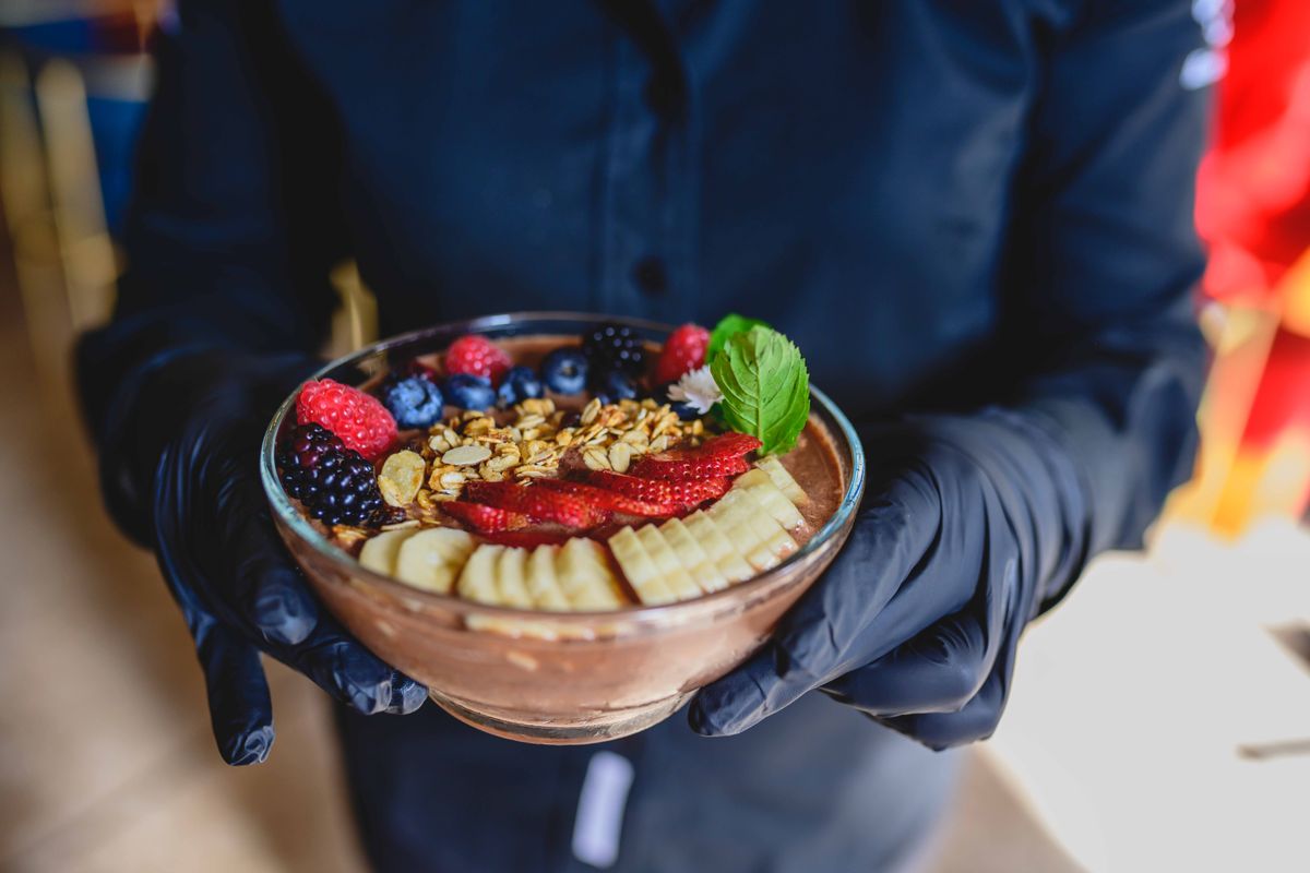 Tigela de açaí com frutas vermelhas