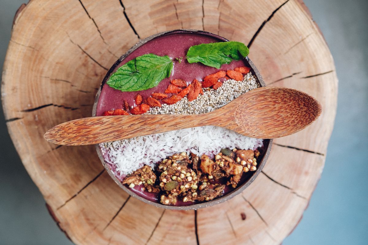 Tigela de açaí de madeira com cobertura